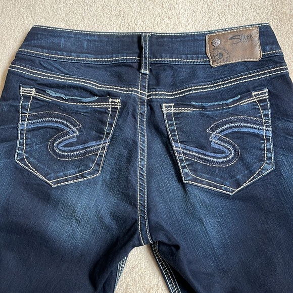 NWOT Silver Suki fit, Super stretch, mid-rise slim boot jeans. W28, L33 - Picture 3 of 11